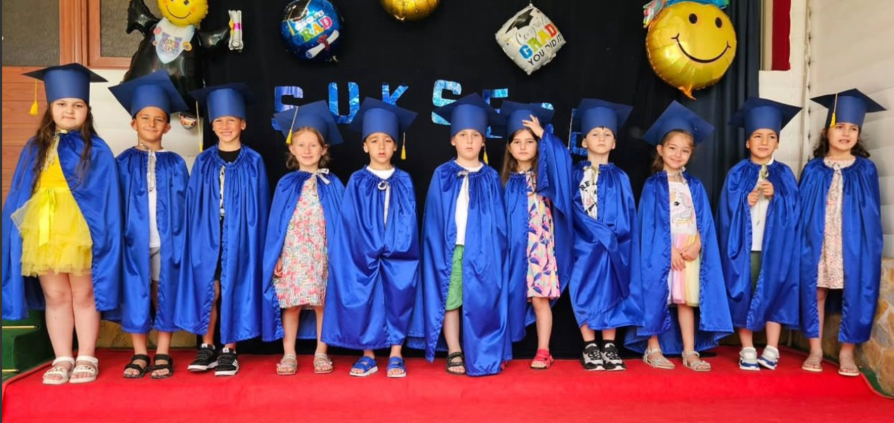 Fëmijë duke mësuar së bashku